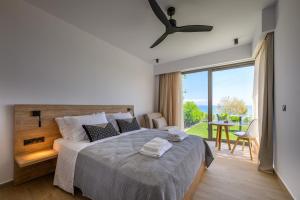 CUBES ON THE BEACH Athens Airport客房内的一张或多张床位