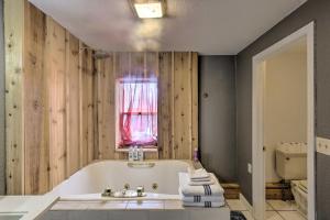 Ένα μπάνιο στο Spacious Sheboygan Home with Grill and Fire Pit! +33 φωτογραφίες