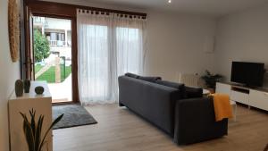 uma sala de estar com um sofá e uma grande janela em Casa acogedora Mar de Albariño con Piscina em Cambados