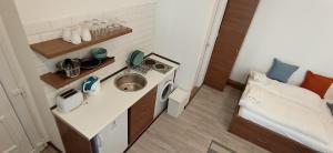 Virtuvė arba virtuvėlė apgyvendinimo įstaigoje Osvat Apartments
