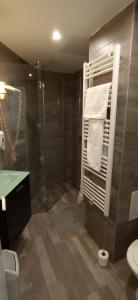 ブダペストにあるOsvat Apartmentsのバスルーム(シャワー、トイレ、シンク付)
