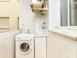 lavadero blanco con lavadora y fregadero en Apartamento 374, en Marbella