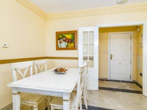 comedor con mesa blanca y sillas en Apartamento 374, en Marbella
