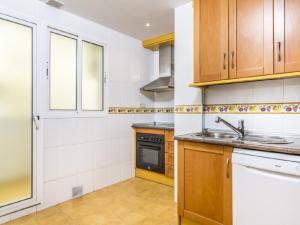 una cocina con armarios de madera y fregadero en Apartamento 358, en Marbella