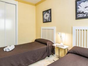 1 dormitorio con 2 camas y mesa con lámpara en Apartamento 358, en Marbella