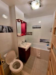 ガラツィにあるApartament Falezaのバスルーム(トイレ、洗面台、バスタブ付)