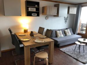 苏佩贝斯Lama-Gîte-des-Puys T3 Lamadalet, vue sud, terrasse, parking privé的带桌子和沙发的客厅 更多17张照片