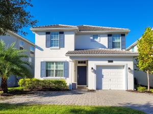 una casa blanca con garaje en 5Br 5Bath Pvt Home BBQ Pool 10min Disney 3077ft en Kissimmee