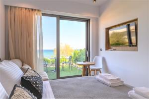 CUBES ON THE BEACH Athens Airport客房内的一张或多张床位