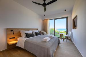 CUBES ON THE BEACH Athens Airport客房内的一张或多张床位