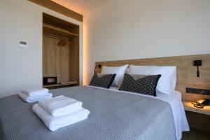 CUBES ON THE BEACH Athens Airport客房内的一张或多张床位