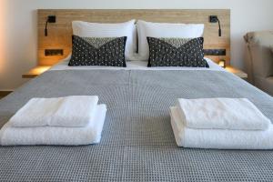 CUBES ON THE BEACH Athens Airport客房内的一张或多张床位