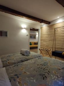 1 dormitorio con 1 cama grande en una habitación en Stefany's Home Venice Apartment, en Venecia