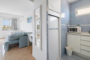 a room with a kitchen and a living room at Cozy estudio in Benalmádena in Benalmádena