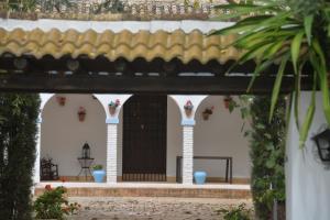 un arco con una puerta en una casa con plantas en La Casa del Valle . Descansar junto a Doñana en plena naturaleza., en Manzanilla