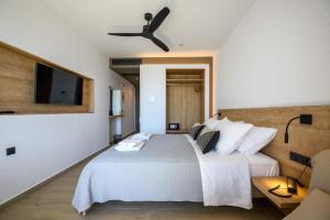 CUBES ON THE BEACH Athens Airport客房内的一张或多张床位