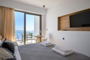 CUBES ON THE BEACH Athens Airport客房内的一张或多张床位