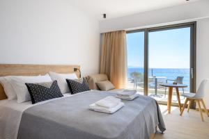CUBES ON THE BEACH Athens Airport客房内的一张或多张床位
