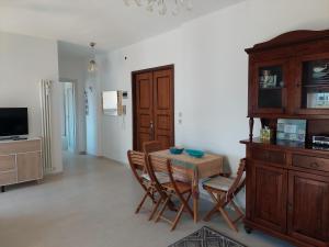 A television and/or entertainment centre at Una terrazza sul mare