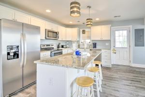 Η κουζίνα ή μικρή κουζίνα στο 1 Bock to Beach Sunset Beach Home with Private Deck