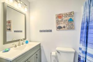 Ένα μπάνιο στο 1 Bock to Beach Sunset Beach Home with Private Deck +25 φωτογραφίες