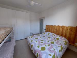 A bed or beds in a room at Una terrazza sul mare
