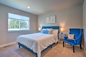 Giường trong phòng chung tại Charming Home with Mtn and Columbia River Views!