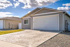 una casa con un garaje delante en Charming Home with Mtn and Columbia River Views!, en East Wenatchee