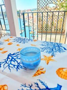 - un bol bleu sur une table sur un balcon dans l'établissement Monolocale Azzurro Procida, à Procida