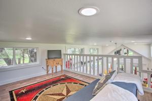 Afbeelding uit fotogalerij van Cozy McKinney Tiny Home with Porch and Fire Pit! in McKinney