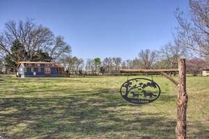 Fotografie z fotogalerie ubytování 4 Mi to Dtwn McKinney Tiny Home with Fire Pit v destinaci McKinney