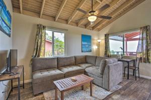 - un salon avec un canapé et une table dans l'établissement Kailua-Kona Hillside Apt Less Than 3 Miles to Beaches!, à Kailua-Kona