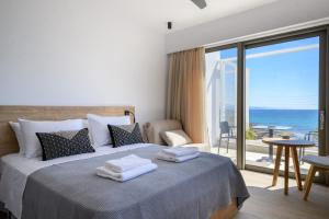 CUBES ON THE BEACH Athens Airport客房内的一张或多张床位