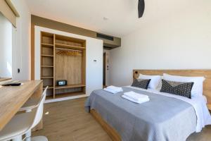 CUBES ON THE BEACH Athens Airport客房内的一张或多张床位