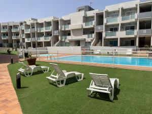 Beautiful, modern apartment in sunny Corralejo游泳池或附近泳池