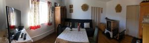 een eetkamer met een tafel en een raam bij Chata Michaela in Turnov +34 foto's