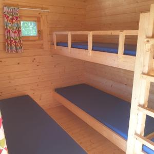 een houten hut met stapelbedden bij Blokhut Plus Camping Alkenhaer in Appelscha