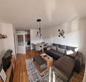 sala de estar con sofá y mesa en Stan na dan-Apartman Mia, en Lukavica