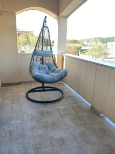 um baloiço sentado em cima de uma varanda em Apartments Škara em Bibinje