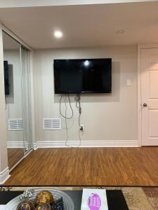 En TV eller et underholdningssystem på Clean, Beautiful & Modern 2 bedroom apartment