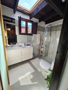 A bathroom at Almendro