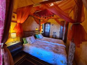 A bed or beds in a room at Almendro