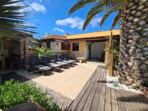 A garden outside Almendro