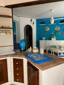 VillagraziaにあるVilletta al Mareの人形の家の中のおもちゃ島付きキッチン