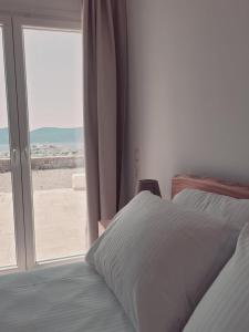 Postel nebo postele na pokoji v ubytování Polivios suites
