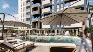 Piscina de la sau aproape de Color Studios in Nord10 - Pool & playground