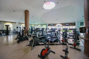 Fitnes centar i/ili fitnes sadržaji u objektu Paradise apartment, private beach condo Bay View Grand