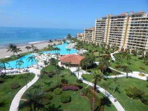 プエルト・バジャルタにあるParadise apartment, private beach condo Bay View Grandのリゾートとビーチの空中写真