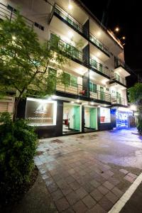 un edificio por la noche con un estacionamiento delante en Hotel Portonovo Plaza Malecon, en Puerto Vallarta
