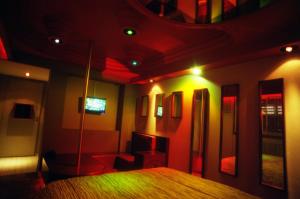 a room with a bed and a tv in it at Dallas Hotel -Motel- in Buenos Aires